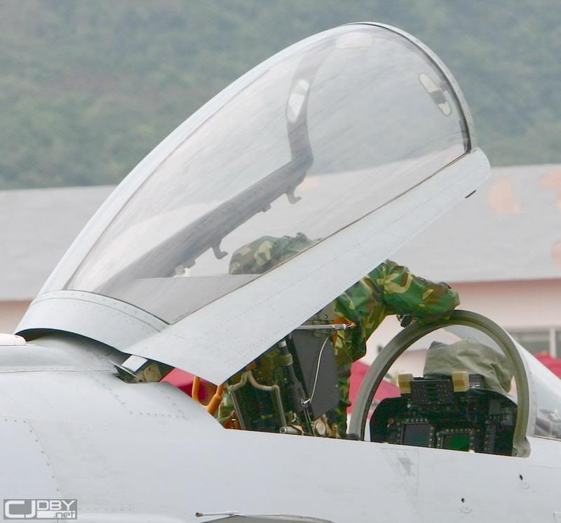 J-10Acockpitclear.jpg